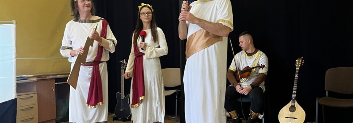 Artyści stoją na scenie..jpg