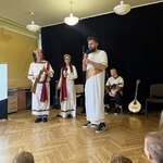 Artyści stoją na scenie.
