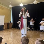 Artystka śpiewa piosenkę.