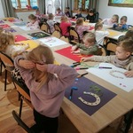 dzieci wykonują podkowy