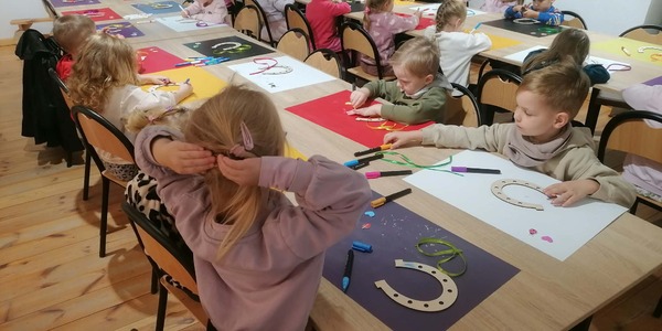 dzieci wykonują podkowy.jpeg