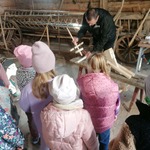 dzieci obserwują pracę stolarza