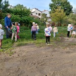 dzieci sprzątają nabliższą okolicę.