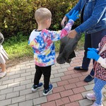 dzieci zbierają śmieci.