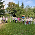 dzieci biegają po placu przedszkolnym.