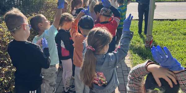 Dzieci zakładają gumowe rękawiczki.jpg