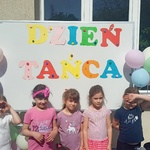 Dzieci pozują przy napisie dzień tańca