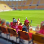 dziewczynki siedzą na stadionie miejskimi