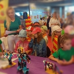 Dziewczynki oglądają wystawę robotów