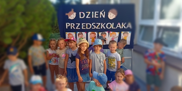 Przedszkolaki pozują na tle napisu Dzień.jpg