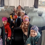 Dzieci siedzą w autobusie