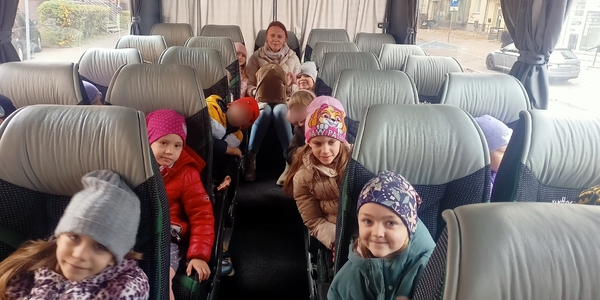 Dzieci siedzą w autobusie.jpg