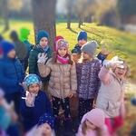 Dzieci pozują z liśćmi kasztanowca