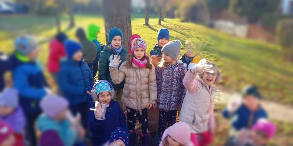 Dzieci pozują z liśćmi kasztanowca.jpg
