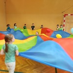 dzień sportu stacja z chustą.jpg