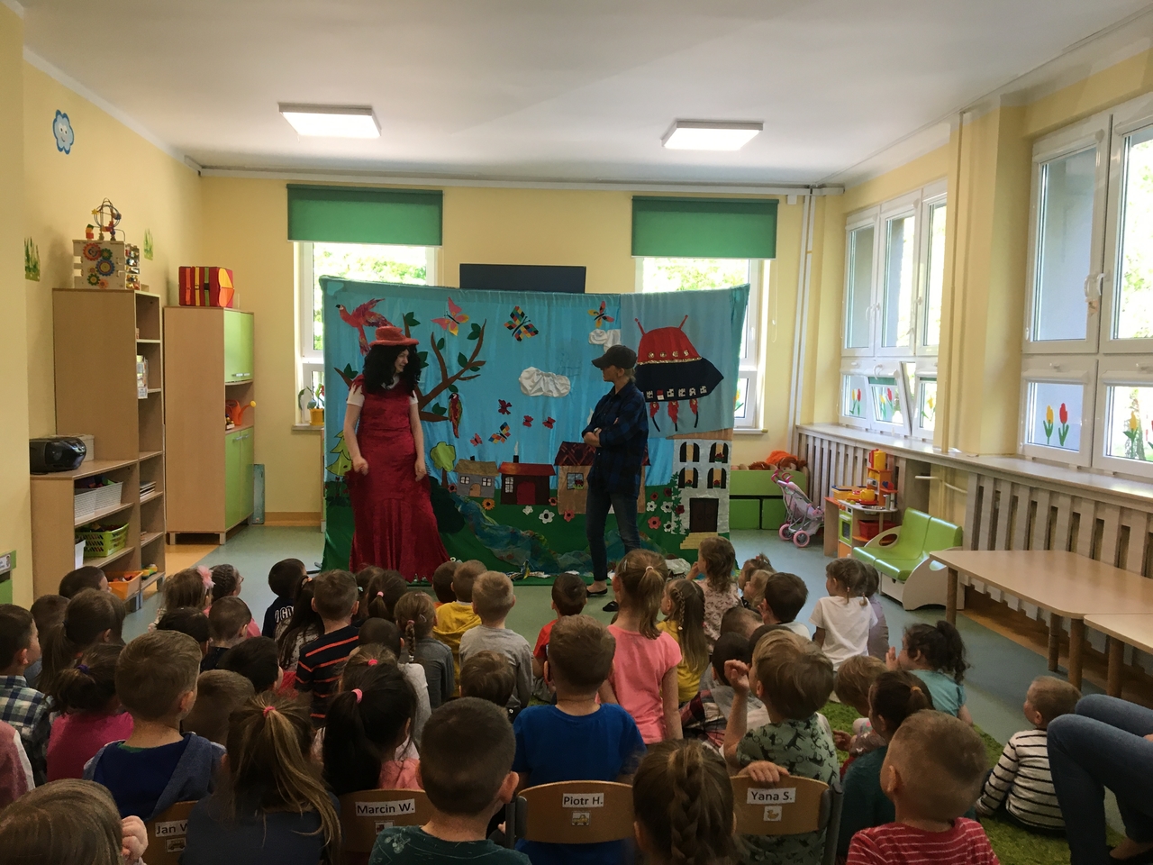 Dzieci oglądają przedstawienie teatralne .jpg
