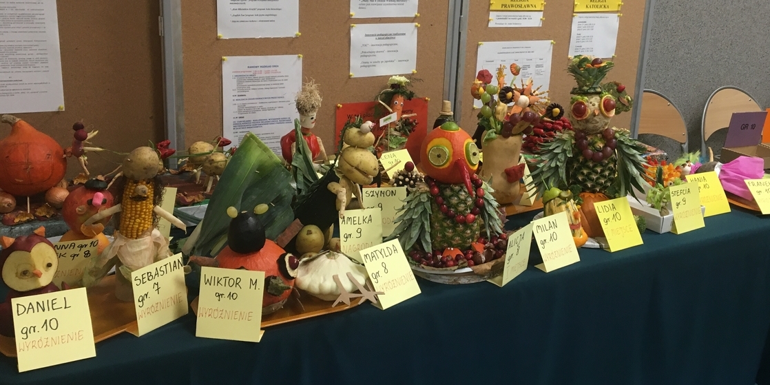 Na stoliku leżą kukiełki wykonane z warzyw i owoców.jpg