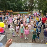 dzieci z grupy 1 stoją