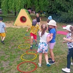 Dzieci z grupy 5 wykonują ćwiczenia