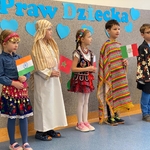 Dzieci świata przedstawia grupa 10