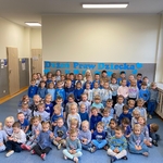 Dzieci z grupy 7_8_9_10 pozują do zdjęcia podczas uroczystości