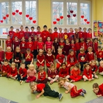 Dzieci z grupy 7_8_9_10 pozują do zdjęcia ubrane na czerwono