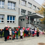 Spacer społeczności przedszkolnej wokół szkoły
