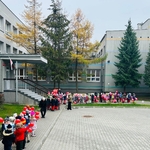 Spacer z czerwonymi balonikami wokół szkoły grupy 7_8_9_10