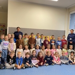 Dzieci z grupy 9_10 pozują do zdjęcia z funkcjonariuszkami Policji