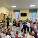 Dzieci grają na dzwonkach do świątecznej piosenki