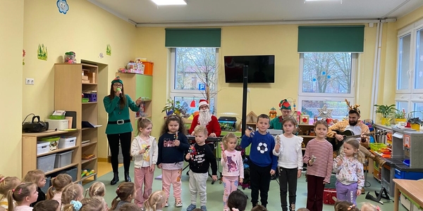 Dzieci grają na dzwonkach do świątecznej piosenki_.jpg
