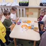 Dzieci wykonują mini oczyszczalnię wody