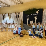 dzieci prezentują Jasełka