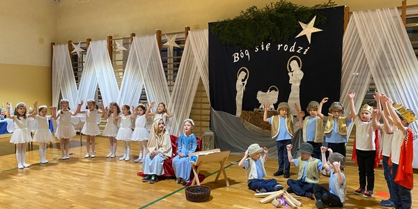 dzieci prezentują Jasełka.jpg