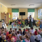Dzieci ilustrują taniec ludowy