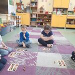 DZIECI UTRWALAJĄ JESIENNE SŁOWNICTWO GRAJĄC W GRĘ AUTUMN BINGO.