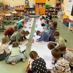 Dzieci z grupy 9 i 10 rysyją świat dinozaurów