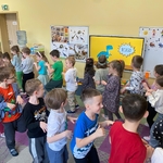 Dzieci z grupy 9 i 10 podczas zabawy rytmicznej