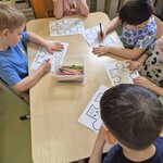 Dzieci z grupy 10 podczas kolorowania puzzli