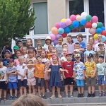 Dzieci stoją na scenie i śpiewają piosenkę