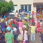 dzieci tańczą na palcu przedszkolnym