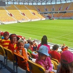 dzieci oglądają stadion miejski.