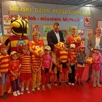 dzieci otrzymują piłkę.