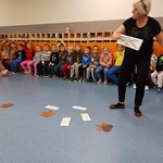 Dzieci odgadują zagadkę obrazkową o zwierzętach