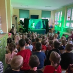 Dzieci z grupy 7_8_9_10 oglądają przedstawienie