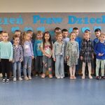 Dzieci z grupy 8 prezentują piosenkę pt Dzieci chcą być szczęśliwe