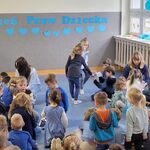 Dzieci układają w zespołach puzzle z prawami dziecka