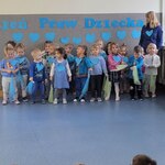 Maluchy prezentują piosenkę z chustami o prawach dziecka