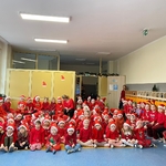 Dzieci z grupy 7_8_9_10 siedzą i słuchają wypowiedzi Mikolaja