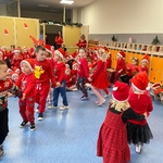 Dzieci z grypy 7_8_9_10 tańczą w zaprzęgach do muzyki